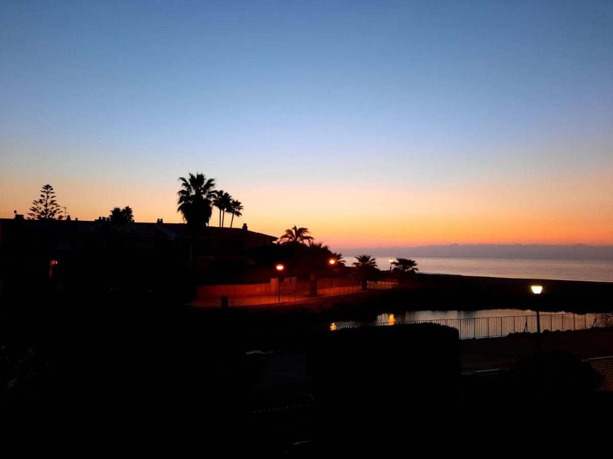 Apartament Cosy House With Garden Infront Of The Sea Creixell Zewnętrze zdjęcie
